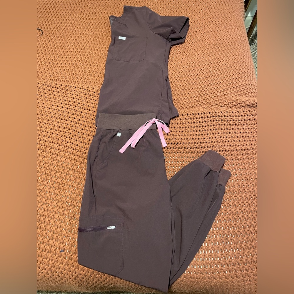 Figs FreeX Catarina One Pocket Scrub Top & Figs FreeX High Waisted Zamora Jogger
